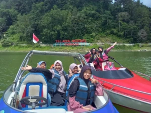 Para Santri Banin Ma’had Wakaf Al Izzah SMP Bina Insan Mandiri Putra Kampus II Tafaqquh Fiddin and Quranic 