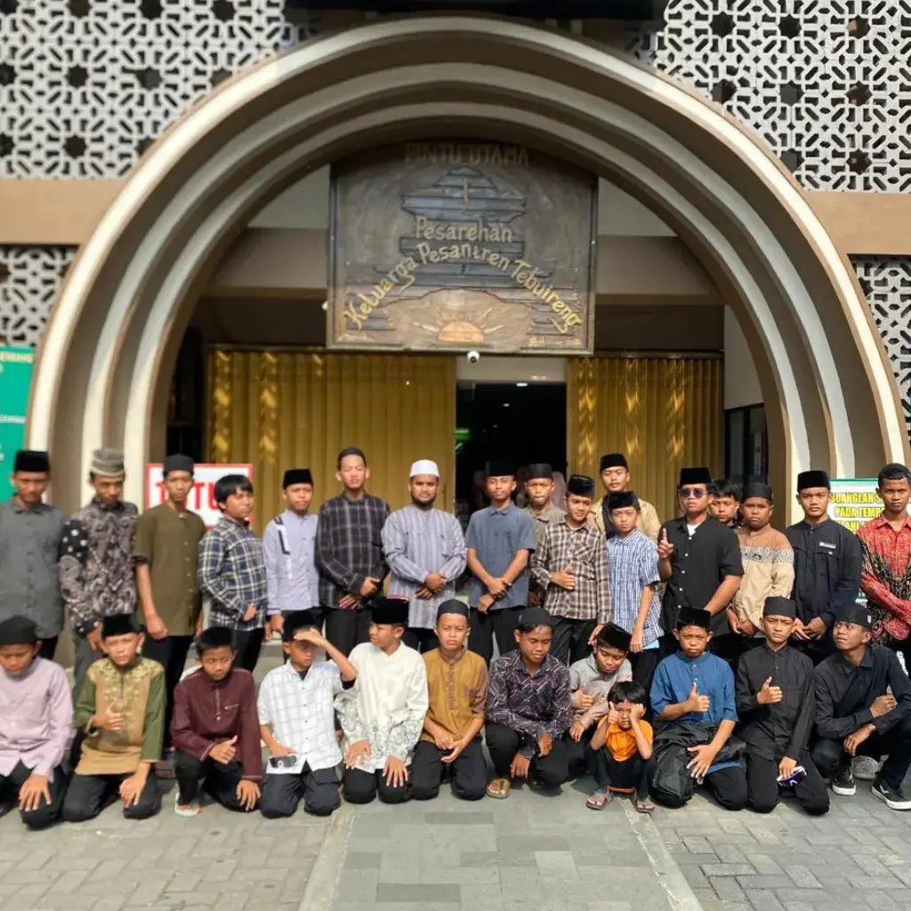 Para Santri Banin Ma’had Wakaf Al Izzah SMP Bina Insan Mandiri Putra Kampus II Tafaqquh Fiddin and Quranic
