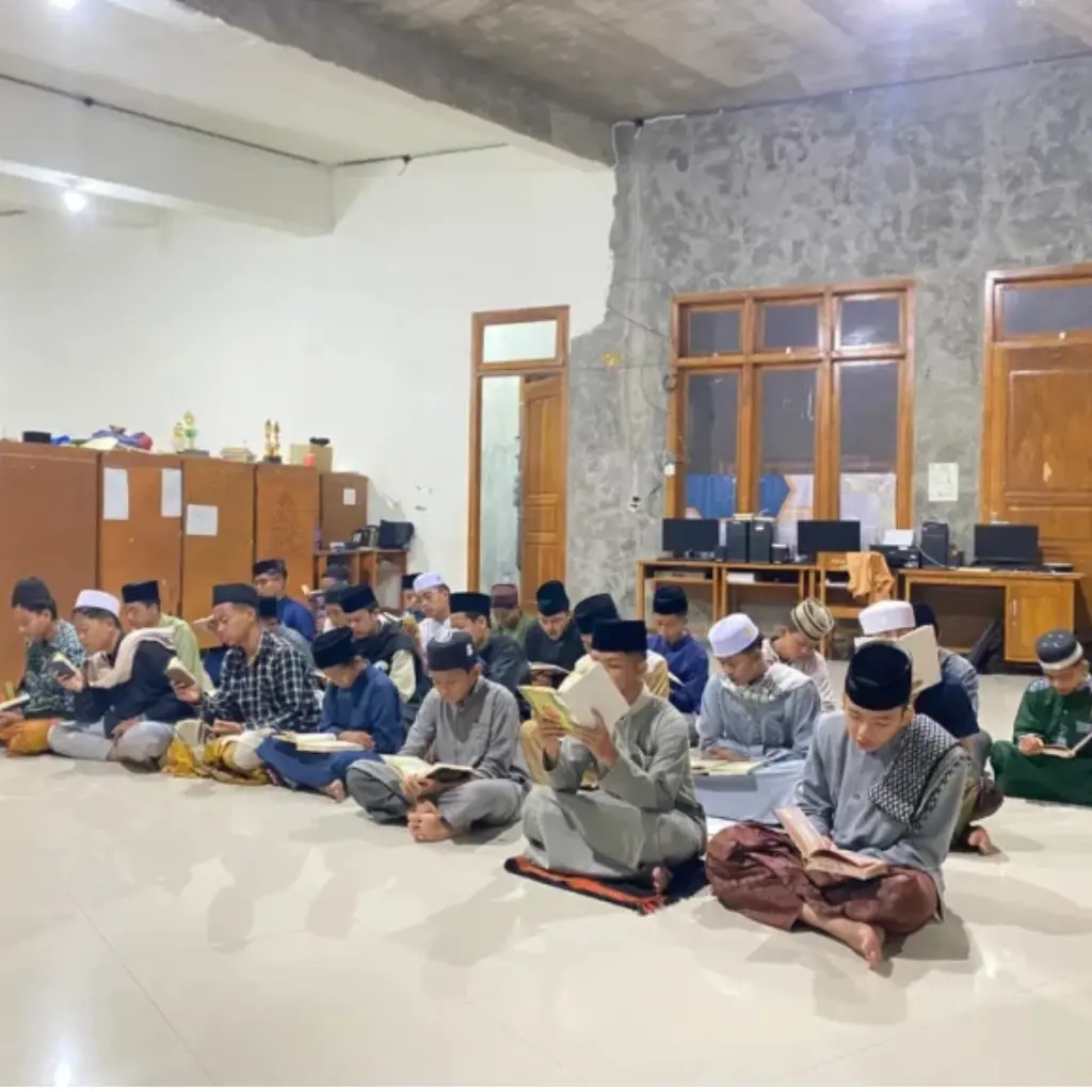Para Santri Banin Ma’had Wakaf Al Izzah SMP Bina Insan Mandiri Putra Kampus II Tafaqquh Fiddin and Quranic