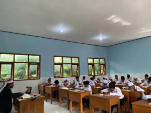 Kegiatan Belajar Mengajar santri banin Ma’had Wakaf Al Izzah