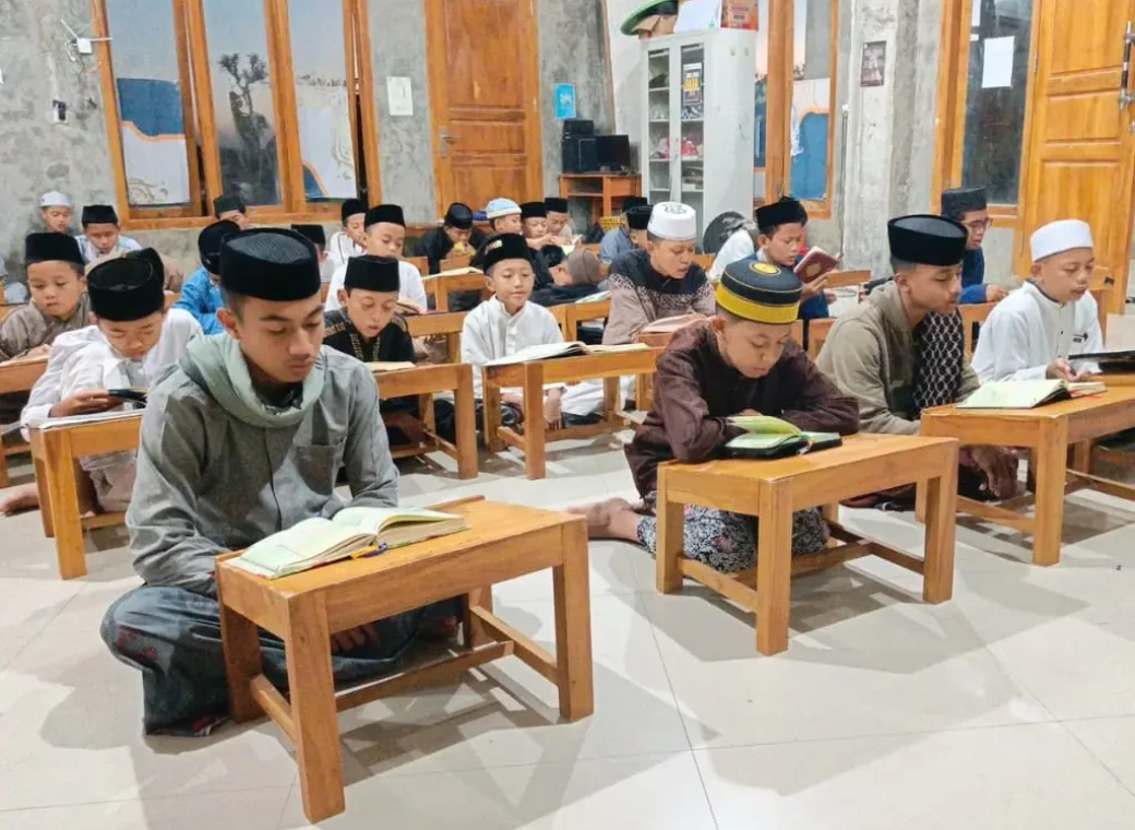 Ma'had Wakaf Al Izzah SMP Bina Insan Mandiri Kampus II Tafaqquh Fiddin and Quranic Leaders