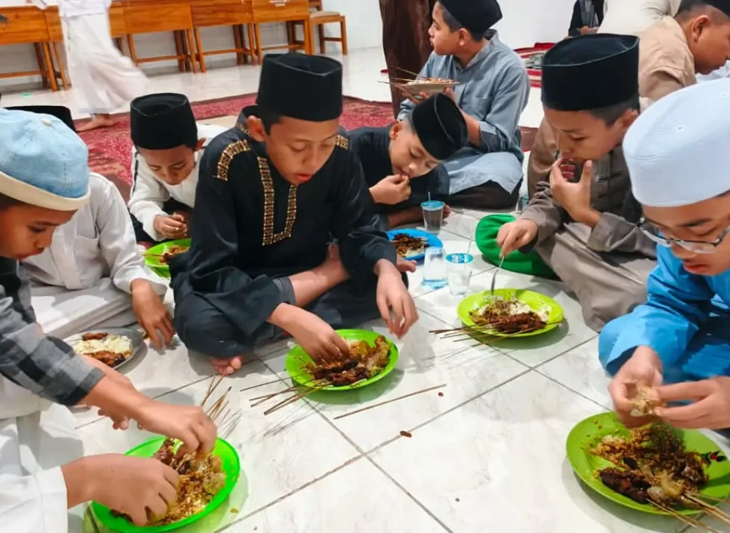 Ma'had Wakaf Al Izzah SMP Bina Insan Mandiri Kampus II Tafaqquh Fiddin and Quranic Leaders